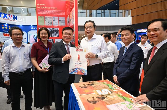 Chủ tịch Quốc hội Trần Thanh Mẫn cùng các đại biểu tham quan gian trưng bày của Báo Nhân Dân.