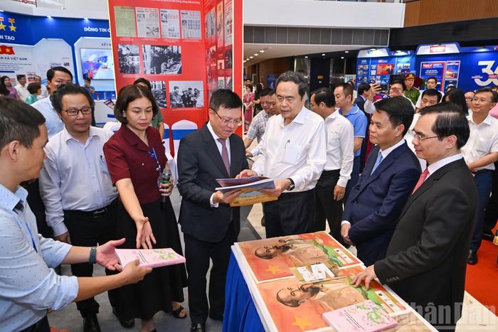Chủ tịch Quốc hội Trần Thanh Mẫn cùng các đại biểu tham quan gian trưng bày của Báo Nhân Dân.