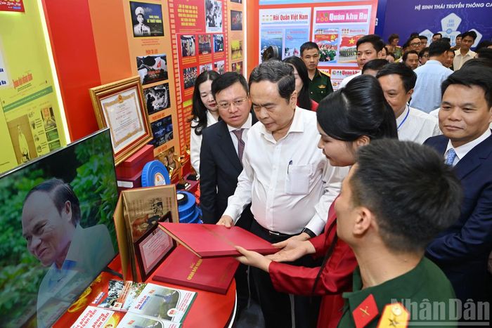 Chủ tịch Quốc hội Trần Thanh Mẫn cùng các đại biểu tham quan gian trưng bày của khối Báo chí Quân đội.