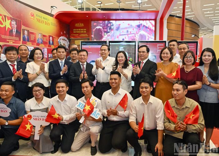 Chủ tịch Quốc hội Trần Thanh Mẫn cùng các đại biểu tại gian trưng bày của Báo Đại biểu nhân dân.