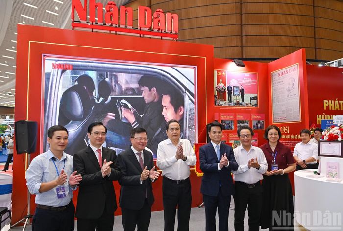 Chủ tịch Quốc hội Trần Thanh Mẫn cùng các đại biểu tại gian trưng bày của Báo Nhân Dân.