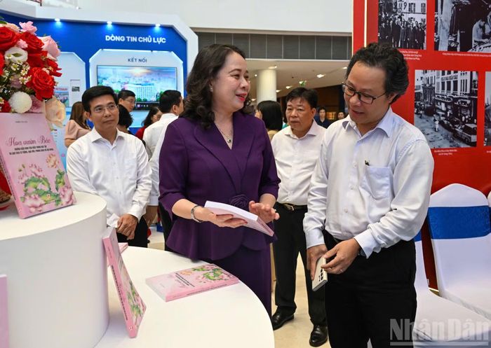 Phó Chủ tịch nước Võ Thị Ánh Xuân tham quan gian trưng bày của Báo Nhân Dân.