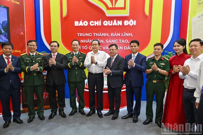 Chủ tịch Quốc hội Trần Thanh Mẫn cùng các đại biểu tại gian trưng bày của khối Báo chí Quân đội.