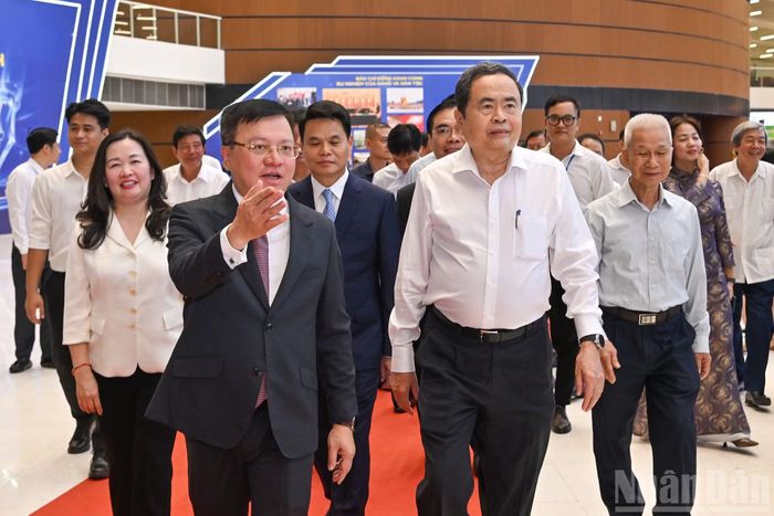 Chủ tịch Quốc hội Trần Thanh Mẫn cùng các đại biểu tới tham quan Hội Báo toàn quốc năm 2026.