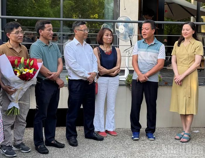 Đồng chí Phan Huy Thắng, Ủy viên Ban Biên tập, Trưởng Ban Thư ký-Biên tập Báo Nhân Dân chia sẻ tại buổi gặp mặt.