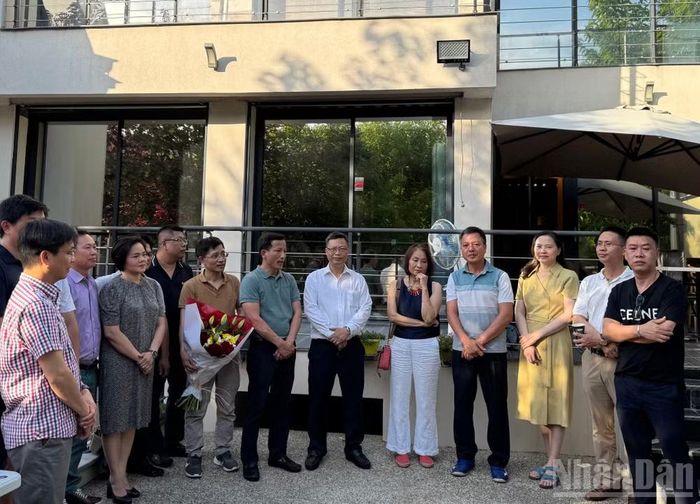 Trưởng đại diện Cơ quan thường trú Báo Nhân Dân tại Pháp, nhà báo Lê Khải Hoàn phát biểu tại buổi gặp mặt.