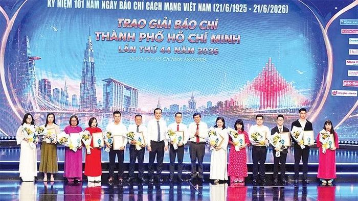 Trao giải cho các tác phẩm ở nhóm chủ đề phỏng vấn, tường thuật, ghi nhanh tại Lễ trao Giải Báo chí Thành phố Hồ Chí Minh lần thứ 44 (Ảnh MẠNH HẢO)
