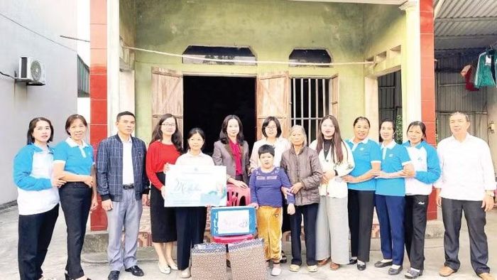 Lãnh đạo Hội Liên hiệp Phụ nữ thành phố Hải Phòng và chính quyền địa phương trao quà tặng trẻ mồ côi được nhận đỡ đầu tại xã Trần Phú. (Ảnh NGUYỄN NGUYÊN)