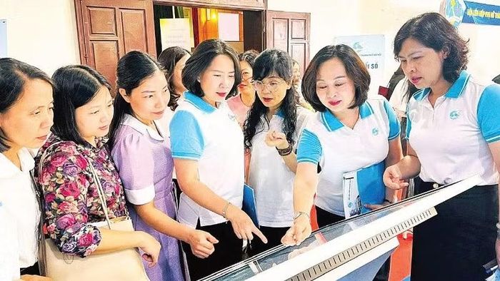Các cấp Hội Liên hiệp Phụ nữ đẩy mạnh nâng cao kỹ năng số cho hội viên. (Ảnh THÚY ÁNH)