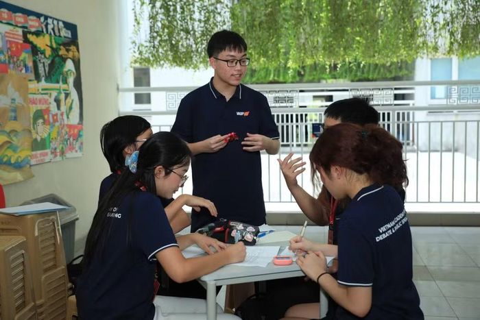 Một đội tuyển chuẩn bị cho phần thi của mình.