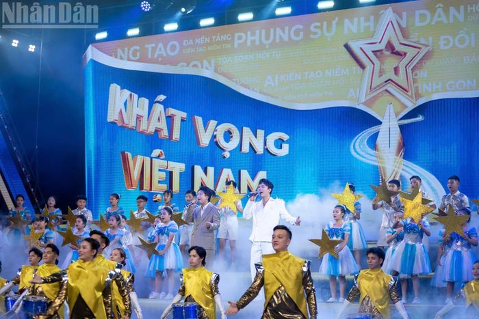 Giải không chỉ là sự ghi nhận những tác phẩm xuất sắc, mang tính phát hiện, tính xây dựng, nhân văn, phản ánh hơi thở của thực tiễn, mà còn là sự tôn vinh bản lĩnh chính trị, đạo đức nghề nghiệp, trách nhiệm xã hội, tinh thần bền bỉ, dấn thân và niềm tin của nhân dân đối với nhà báo.
