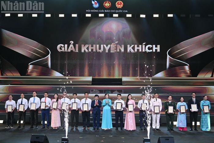 Các tác giả, nhóm tác giả, cơ quan báo chí trên cả nước là những người đã góp phần tạo nên tầm vóc, giá trị và sức sống của Giải Báo chí Quốc gia.