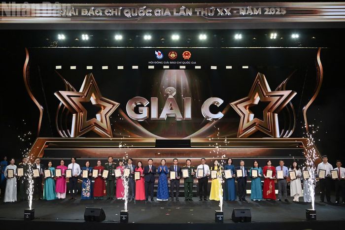 Phó Chủ tịch nước Võ Thị Ánh Xuân và Phó Chủ tịch Quốc hội Nguyễn Thị Thanh trao giải C cho đại diện các nhóm tác giả đoạt giải.