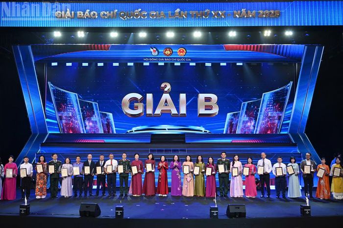 Phó Chủ tịch nước Võ Thị Ánh Xuân và Phó Chủ tịch Quốc hội Nguyễn Thị Thanh trao giải B cho đại diện các nhóm tác giả đoạt giải.