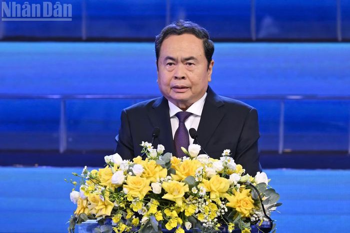 Chủ tịch Quốc hội nêu rõ, mỗi chặng đường của Đảng, mỗi thời kỳ phát triển của đất nước đều ghi dấu những trang báo mang âm hưởng thời đại; báo chí đã tiên phong trên mặt trận bảo vệ nền tảng tư tưởng của Đảng, đấu tranh phản bác các quan điểm sai trái, thù địch; phê phán những biểu hiện suy thoái về tư tưởng, đạo đức, lối sống; đi đầu trong phòng, chống tham nhũng, lãng phí, tiêu cực; phát hiện, cổ vũ những gương người tốt việc tốt, những cách làm hay, lan tỏa lòng nhân ái, nhân văn.