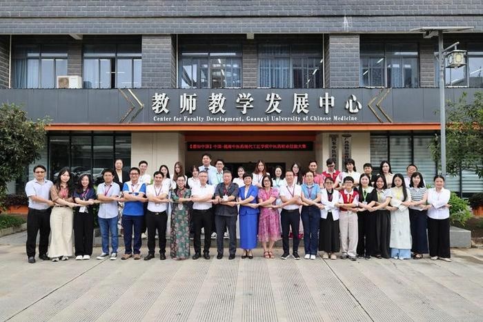 Các giảng viên và sinh viên tham gia cuộc thi chụp ảnh lưu niệm tại Trường ĐH Trung Y Dược Quảng Tây, Trung Quốc