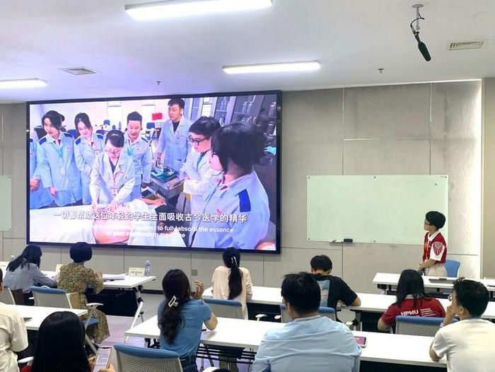 Sinh viên HIU trong một phần thi tại vòng chung kết Cuộc thi Kỹ năng nghề Y học cổ truyền Việt Nam - Trung Quốc năm 2026.