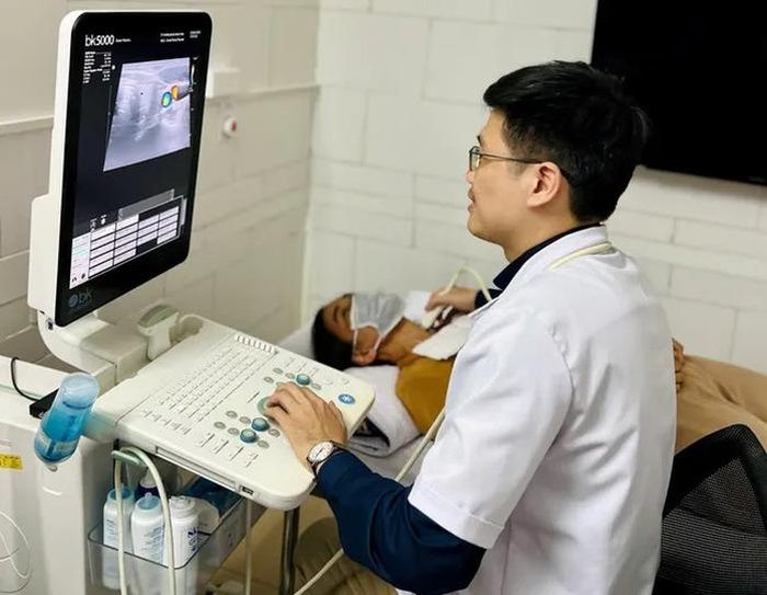 Bác sĩ siêu âm tuyến giáp cho người bệnh