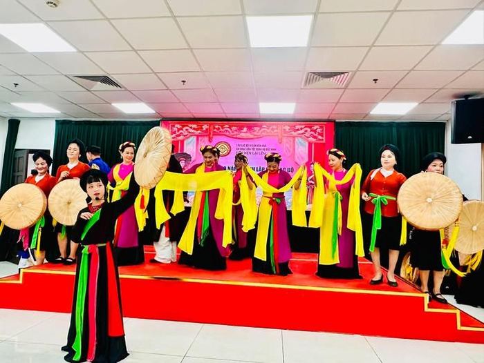 Bé An Nhiên, thành viên nhỏ tuổi nhất Câu lạc bộ Di sản Văn hóa Âm nhạc Dân tộc Quan họ Bắc Ninh "Đến hẹn lại lên".