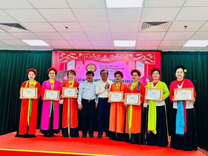 Các cá nhân được trao bằng khen - Câu lạc bộ Di sản Văn hóa Âm nhạc Dân tộc Quan họ Bắc Ninh "Đến hẹn lại lên".