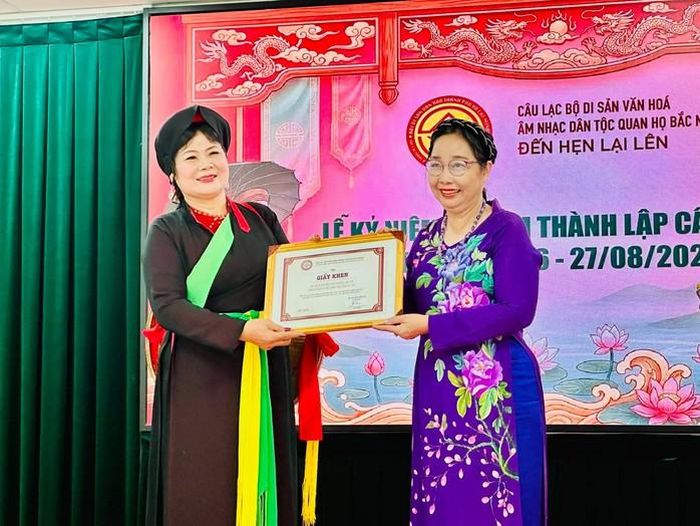 Bà Huỳnh Ngọc Vân - Ủy viên Ban thường vụ Hội Di sản TP HCM - Giám đốc Bảo tàng áo dài TP HCM - trao bằng khen tập thể cho Câu lạc bộ Di sản Văn hóa Âm nhạc Dân tộc Quan họ Bắc Ninh "Đến hẹn lại lên".