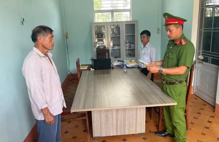 Đối tượng Hồng (bìa trái) đã bị khởi tố vì thải hơn 240 tấn chất thải từ trang trại nuôi heo ra môi trường.