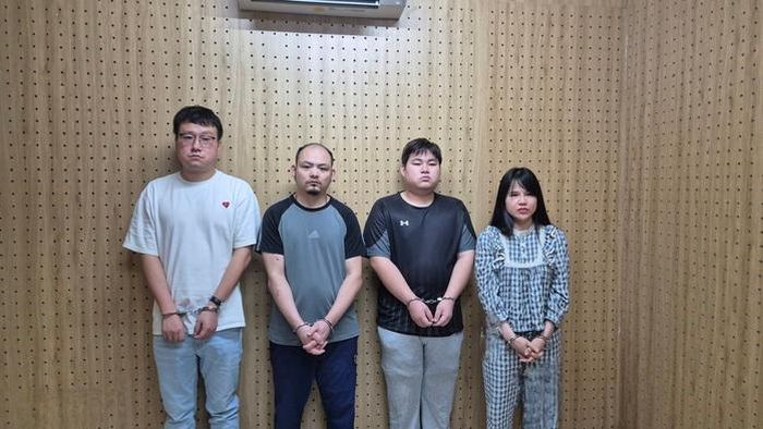 Công an lập hồ sơ, xử lý Fan HaiMing Cao JiaLiang, Nguyễn Hồng Thảo Nhi (từ trái qua). Ảnh: CA
