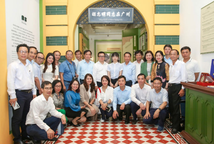 Đoàn đại biểu Hội Nhà báo Việt Nam thăm nơi lãnh tụ Nguyễn Ái Quốc-Hồ Chí Minh xuất bản tờ báo Thanh niên năm 1925 tại TP Quảng Châu (Quảng Đông, Trung Quốc), tháng 6-2025. Ảnh: SƠN HẢI 