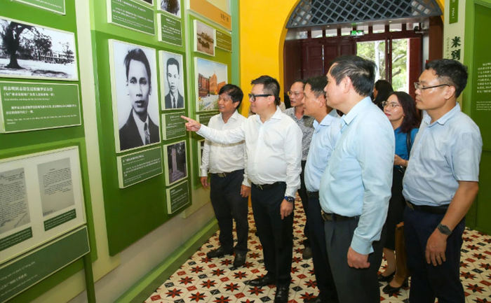 Đoàn đại biểu Hội Nhà báo Việt Nam thăm nơi lãnh tụ Nguyễn Ái Quốc - Hồ Chí Minh xuất bản tờ báo Thanh niên năm 1925 tại TP Quảng Châu (Quảng Đông, Trung Quốc), tháng 6-2025. Ảnh: SƠN HẢI 
