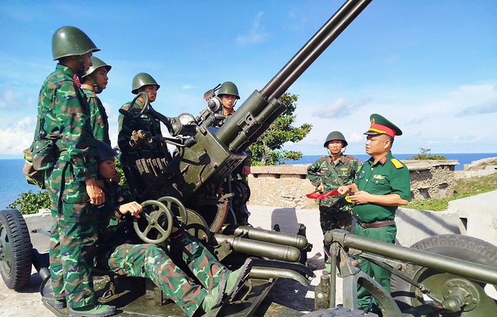 Chỉ huy Tiểu đoàn Phòng thủ đảo Bạch Long Vĩ thường xuyên theo dõi, động viên, giúp đỡ chiến sĩ trong thực hiện nhiệm vụ. 