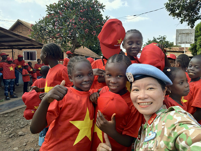 Phút vui vẻ với những em nhỏ Trung Phi. 