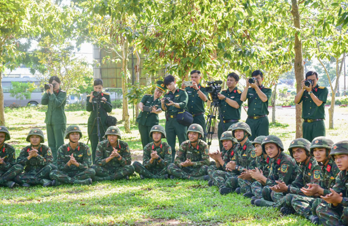 Học viên Lớp tập huấn nghiệp vụ báo chí năm 2026 do Quân khu 7 tổ chức tác nghiệp thực tế tại Sư đoàn 5. Ảnh: LÊ TIẾN