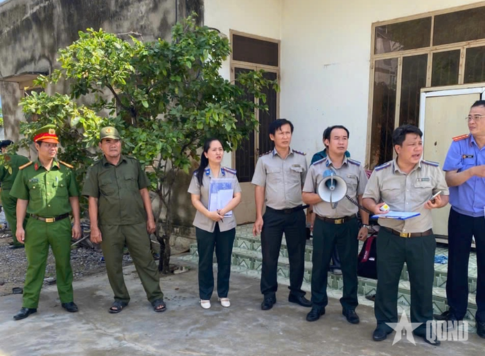  Chấp hành viên dùng loa cầm tay vận động đương sự tự nguyện thi hành án. Ảnh do Phòng Thi hành án dân sự Khu vực 7 tỉnh Khánh Hòa cung cấp.
