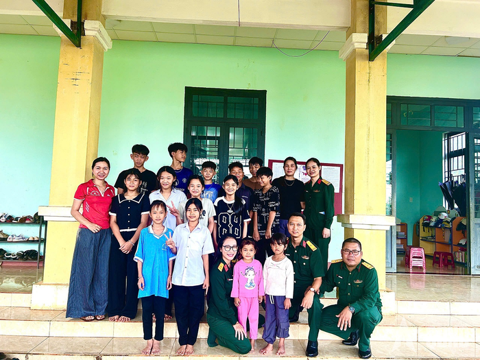  Nhóm phóng viên Báo Quân đội nhân dân chụp ảnh kỷ niệm cùng cô và trò.