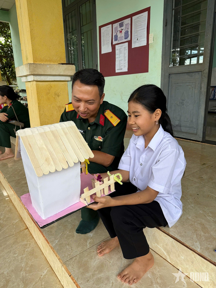 Phóng viên lắng nghe các em "khoe" mô hình sáng tạo được điểm 10.