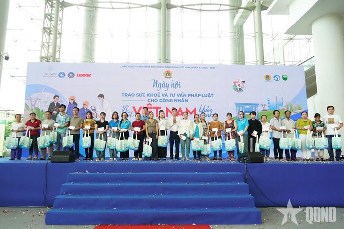 Ban tổ chức ngày hội trao quà tặng công nhân có hoàn cảnh khó khăn, người bị ảnh hưởng bởi bệnh tật, tai nạn lao động.