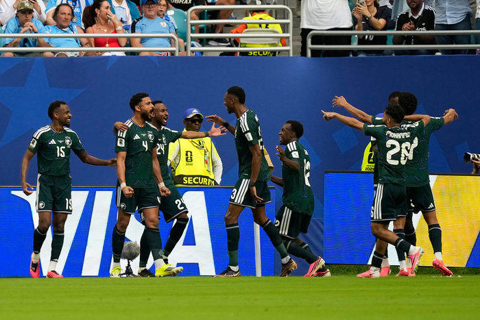 Các cầu thủ Saudi Arabia mừng bàn thắng trong trận hòa Uruguay 1-1. Ảnh: AP