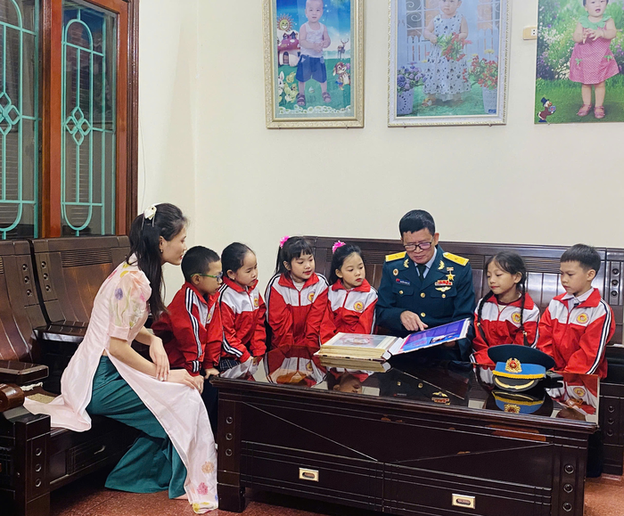 Anh hùng LLVT nhân dân Nguyễn Quang Lộc cùng cô và trò Trường Tiểu học Đồng Tâm (phường Vĩnh Yên, tỉnh Phú Thọ). Ảnh do nhân vật cung cấp