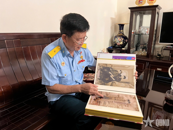  Anh hùng LLVT nhân dân Nguyễn Quang Lộc lật giở từng trang "Nhật ký chiến trường".