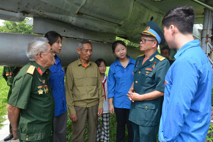 Anh hùng LLVT nhân dân Nguyễn Quang Lộc (đứng thứ 2 từ bên phải) giao lưu với thanh niên và các cựu chiến binh. Ảnh do nhân vật cung cấp