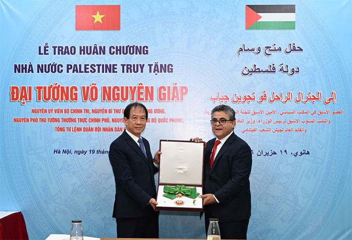 Đại diện gia đình Đại tướng Võ Nguyên Giáp, ông Võ Hồng Nam nhận Huân chương do Tổng thống Palestine ủy quyền cho Ngài Đại sứ Saadi Salama truy tặng Đại tướng Võ Nguyên Giáp.