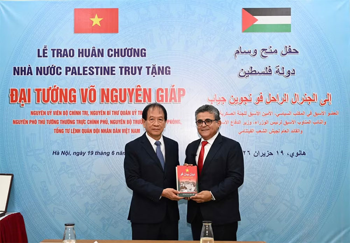 Thông qua Đại sứ Saadi Salama, ông Võ Hồng Nam thay mặt gia đình gửi tặng Tổng thống Nhà nước Palestine Mahmoud Abbas cuốn sách "Điện Biên Phủ" của Đại tướng Võ Nguyên Giáp bằng tiếng Arab. 