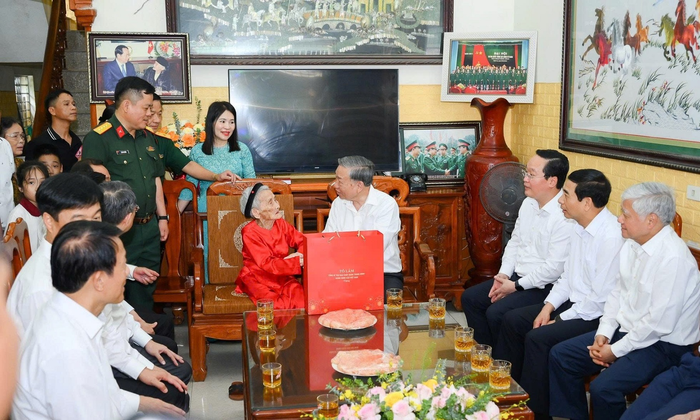 Tổng Bí thư Tô Lâm (nay là Tổng Bí thư, Chủ tịch nước) và các đồng chí lãnh đạo Đảng, Nhà nước thăm mẹ Sáu, tháng 5-2025. Ảnh: PHẠM BẰNG