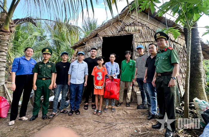  Đồn Biên phòng An Thạnh Ba (Ban chỉ huy Bộ đội Biên phòng TP Cần Thơ) phối hợp trao quà tặng người nghèo. 