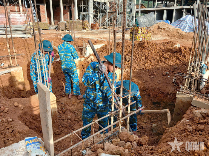  Cán bộ, chiến sĩ Trung đoàn Radar 290 tham gia xây dựng Trường Phổ thông nội trú liên cấp Tiểu học và THCS Tây Giang (xã Tây Giang, TP Đà Nẵng). 