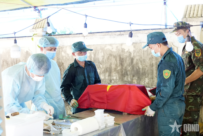  Tổ lấy mẫu số 2 tiến hành quy trình lấy mẫu hài cốt liệt sĩ phục vụ giám định ADN. 