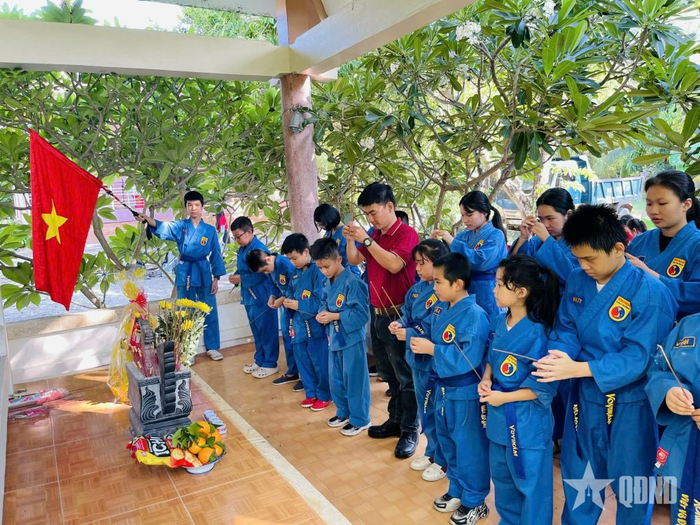 Các em học sinh và võ sinh dâng hương tưởng niệm các Anh hùng liệt sĩ.