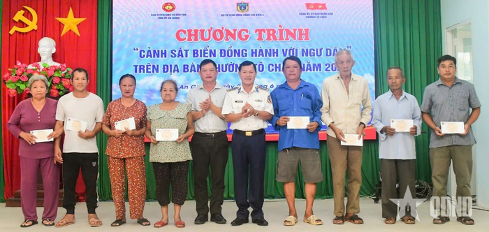 Đại tá Nguyễn Thái Dương và lãnh đạo địa phương tặng quà các gia đình chính sách, hộ nghèo trên địa bàn phường Tô Châu.