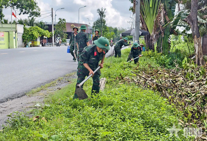 Lực lượng vũ trang TP Hồ Chí Minh tham gia vệ sinh khu vực công cộng.