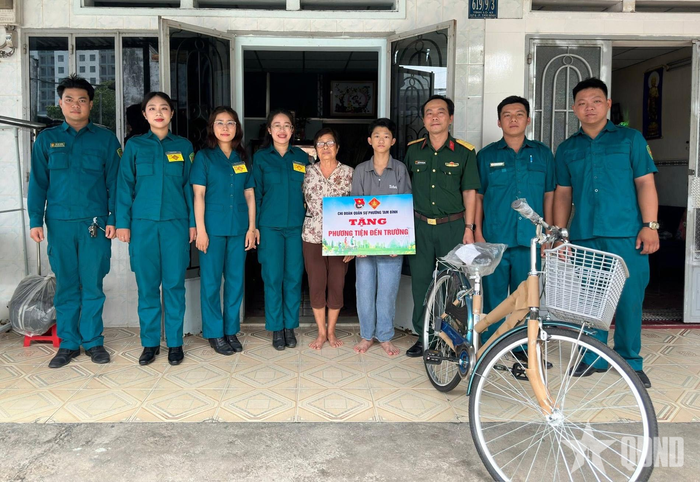 Cán bộ, chiến sĩ phường Tam Bình, TP Hồ Chí Minh tặng quà cho học sinh có hoàn cảnh khó khăn.